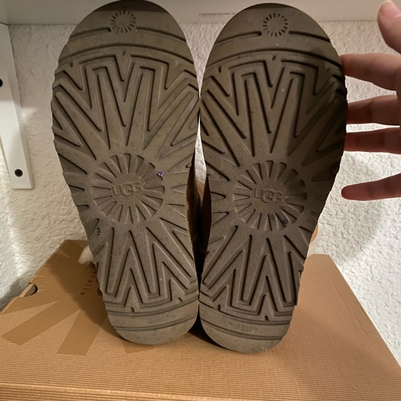 Bailey button Ugg’s - Picture 2 of 2